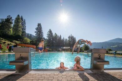 Schwimmen im Sommerurlaub in Radstadt, Salzburger Land Schwimmen im Sommerurlaub in Radstadt, Salzburger Land